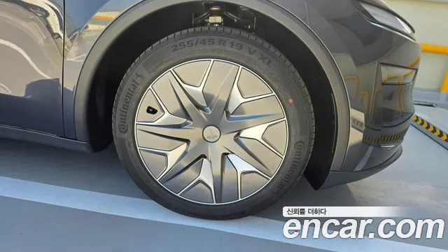 Tesla Model Y 2026 thumb 7