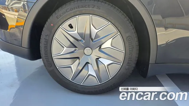 Tesla Model Y 2026 thumb 8