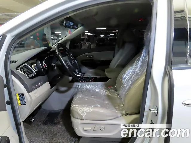 Kia Carnival 2015 thumb 6