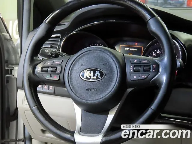 Kia Carnival 2015 thumb 8