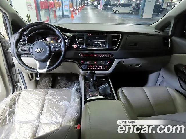 Kia Carnival 2015 thumb 10
