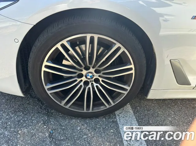 BMW 5-Series 2019 thumb 3