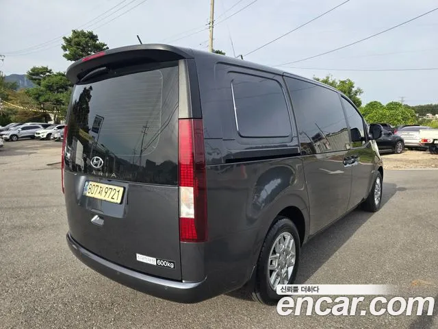 Hyundai Staria 2023 thumb 4