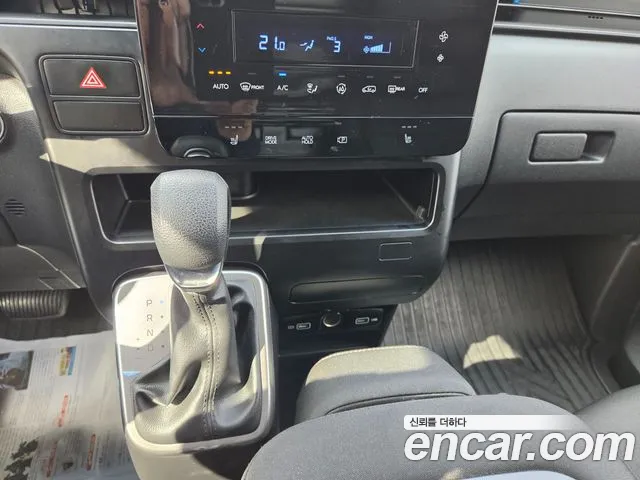 Hyundai Staria 2023 thumb 9