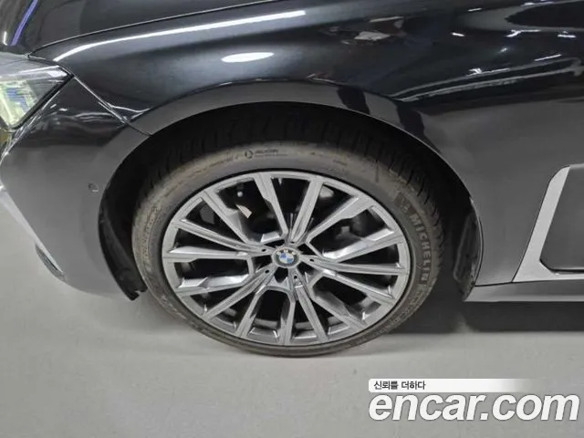 BMW 7-Series 2019 thumb 4