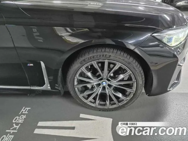 BMW 7-Series 2019 thumb 7