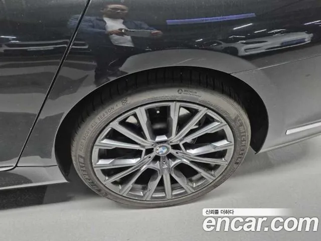 BMW 7-Series 2019 thumb 8