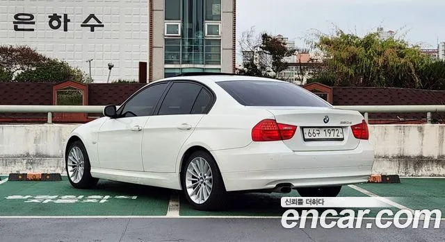 BMW 3-Series 2010 thumb 2