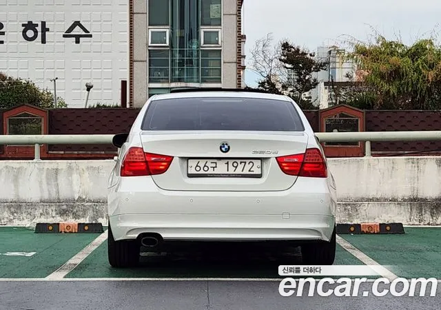BMW 3-Series 2010 thumb 4