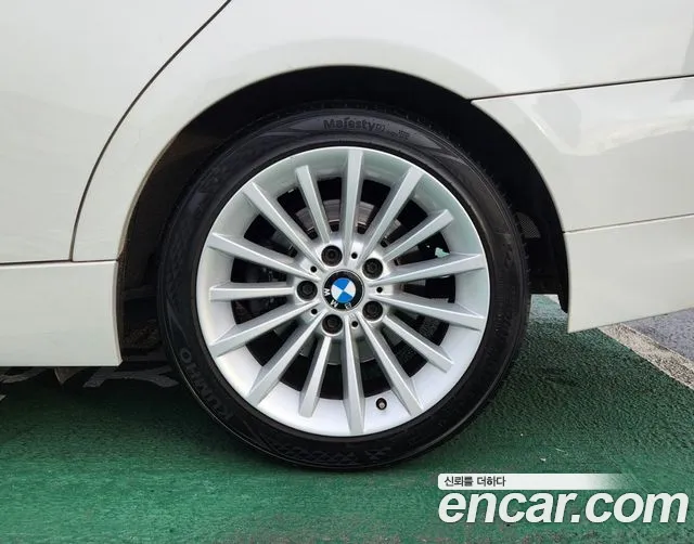 BMW 3-Series 2010 thumb 5