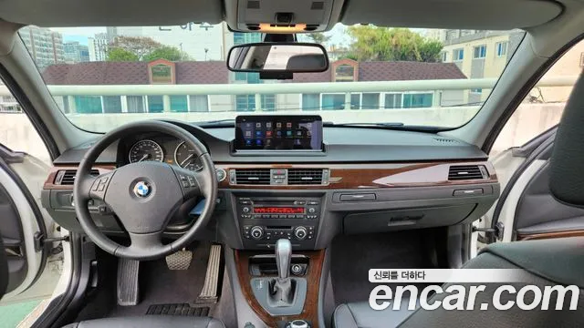 BMW 3-Series 2010 thumb 6