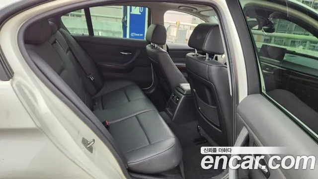 BMW 3-Series 2010 thumb 10