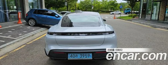 Porsche Taycan 2021 thumb 5