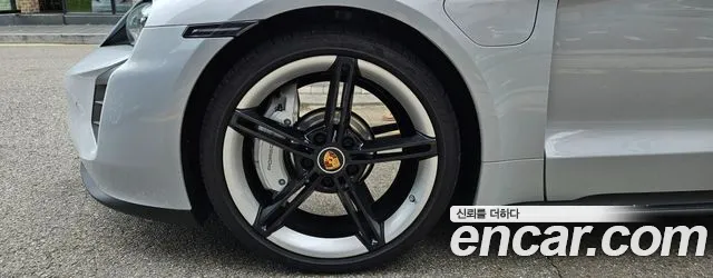 Porsche Taycan 2021 thumb 7