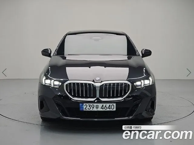 BMW 5-Series 2024 thumb 2