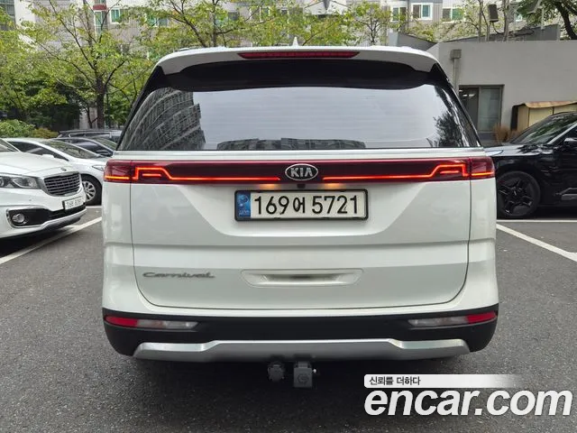 Kia Carnival 2021 thumb 2