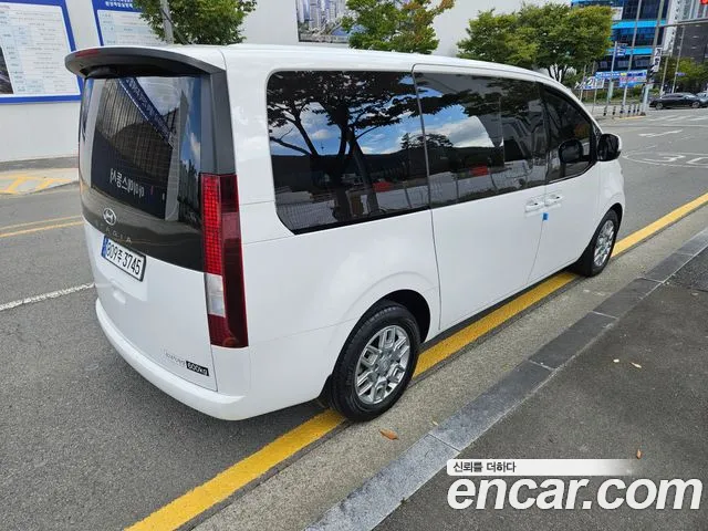 Hyundai Staria 2023 thumb 2