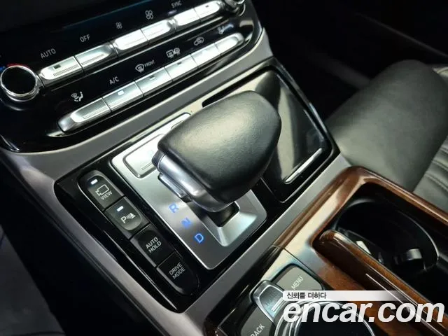 Genesis G90 2017 thumb 9