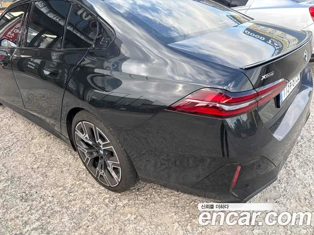 BMW 5-Series 2025 thumb 2