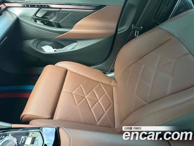 BMW 5-Series 2025 thumb 10