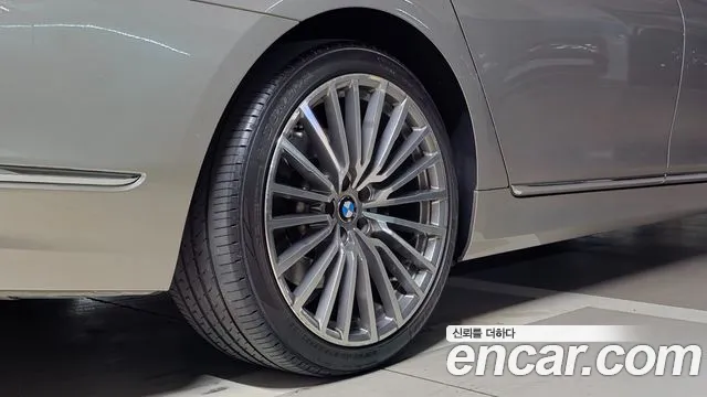 BMW 7-Series 2020 thumb 8