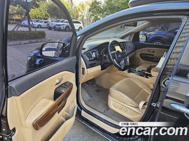Kia Carnival 2015 thumb 8