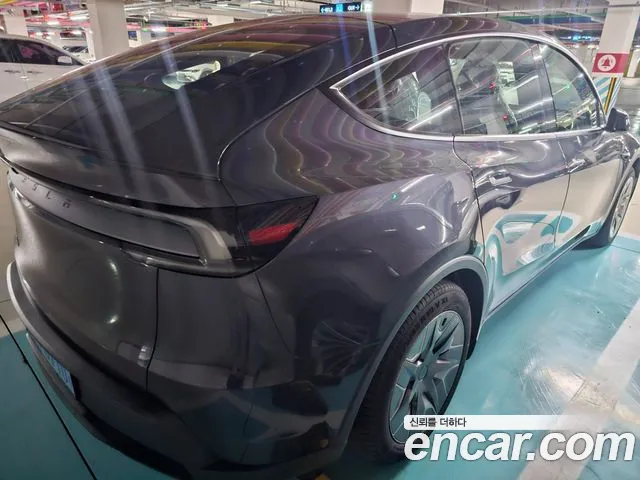 Tesla Model Y 2026 thumb 9