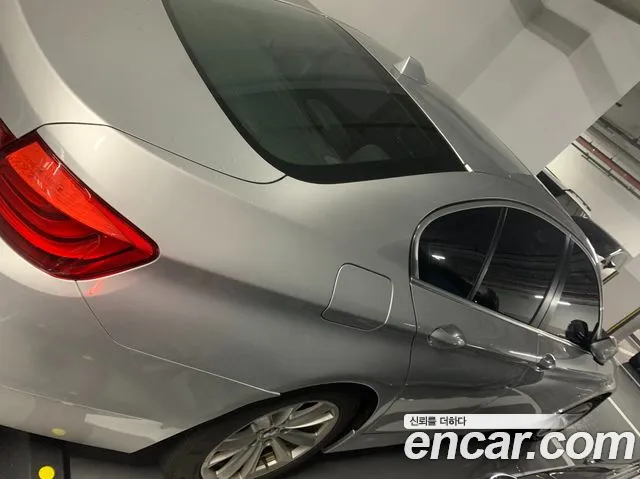 BMW 5-Series 2012 thumb 11