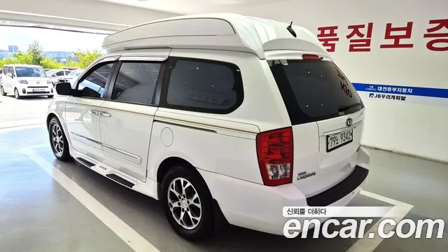 Kia Carnival 2013 thumb 10