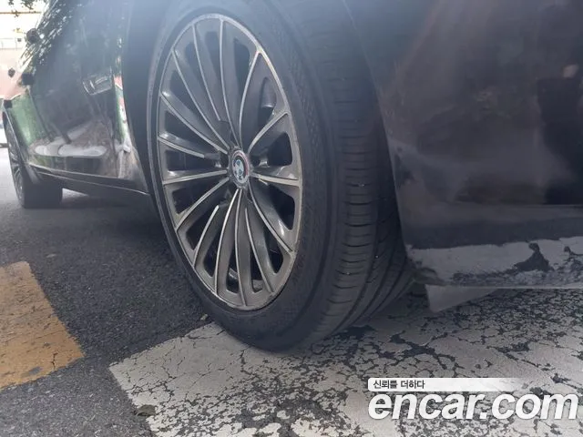 BMW 7-Series 2010 thumb 5