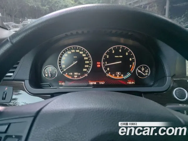 BMW 7-Series 2010 thumb 8