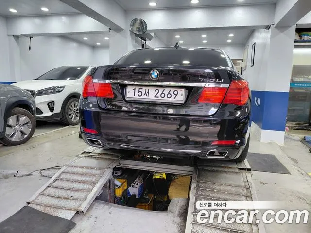 BMW 7-Series 2010 thumb 9