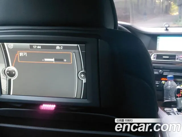 BMW 7-Series 2010 thumb 10