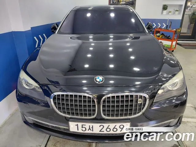 BMW 7-Series 2010 thumb 11