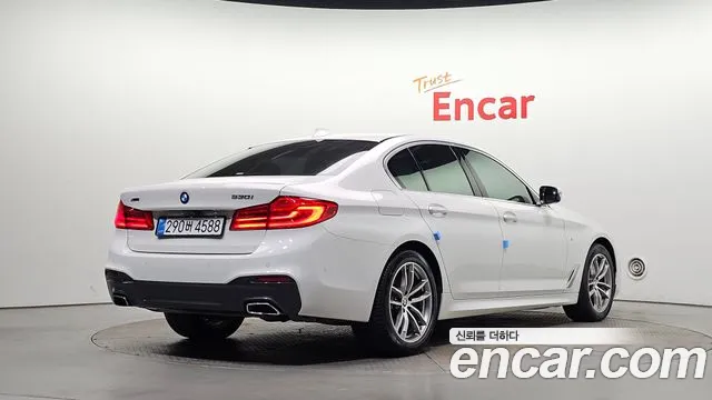BMW 5-Series 2018 thumb 2