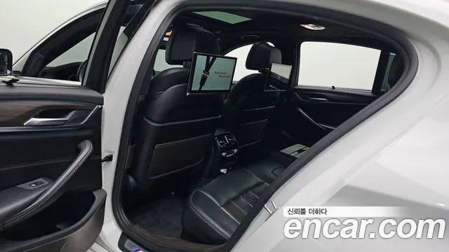 BMW 5-Series 2018 thumb 11
