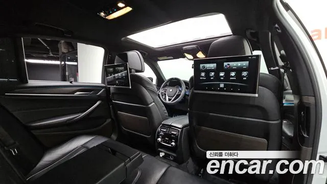 BMW 5-Series 2018 thumb 12