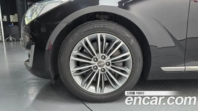 Genesis G90 2018 thumb 5