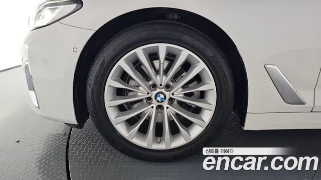 BMW 5-Series 2022 thumb 4