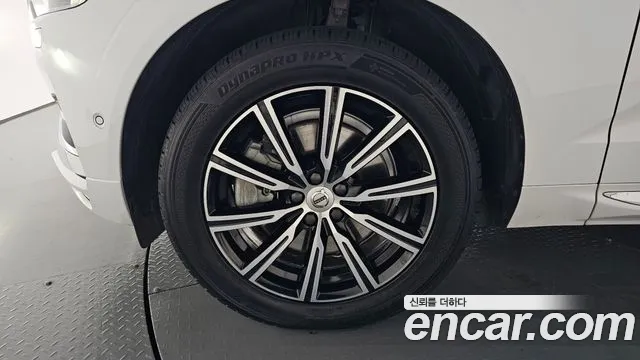 Volvo XC60 2019 thumb 4