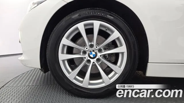 BMW 3-Series 2018 thumb 5