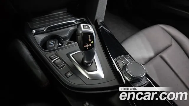 BMW 3-Series 2018 thumb 9