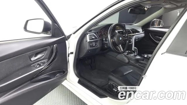 BMW 3-Series 2018 thumb 10
