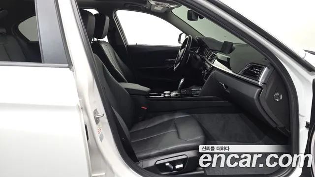 BMW 3-Series 2018 thumb 11