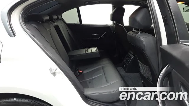 BMW 3-Series 2018 thumb 12
