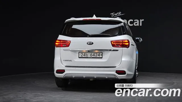 Kia Carnival 2018 thumb 4