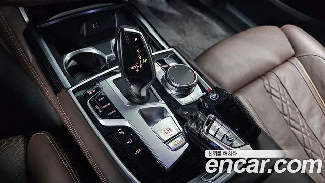BMW 7-Series 2018 thumb 8