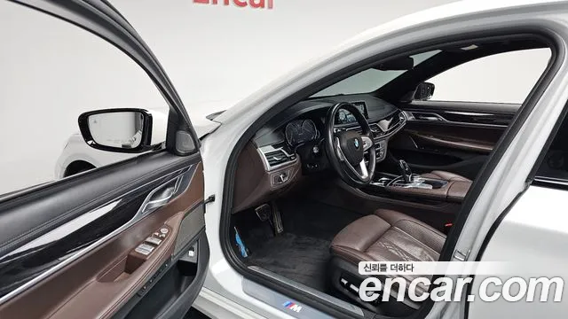 BMW 7-Series 2018 thumb 9