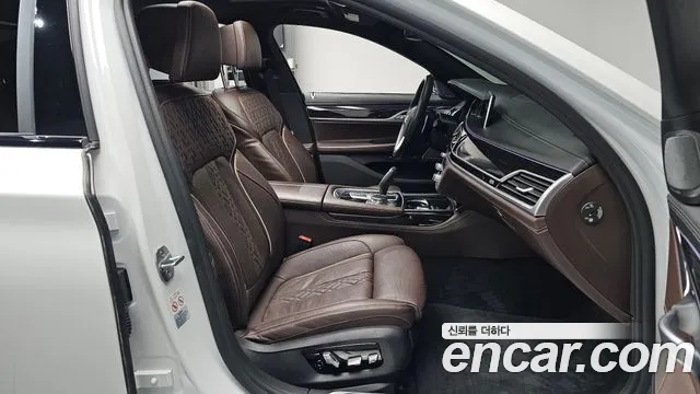 BMW 7-Series 2018 thumb 10