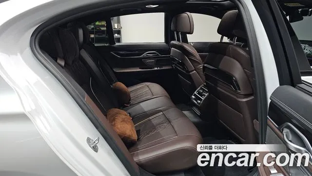 BMW 7-Series 2018 thumb 11